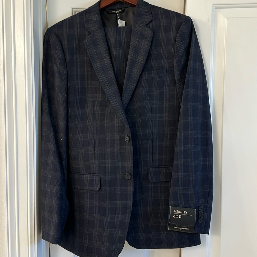 Brand new with tags Banana Republic suit. Tailored fit. Jacket 40R, pants 33X30